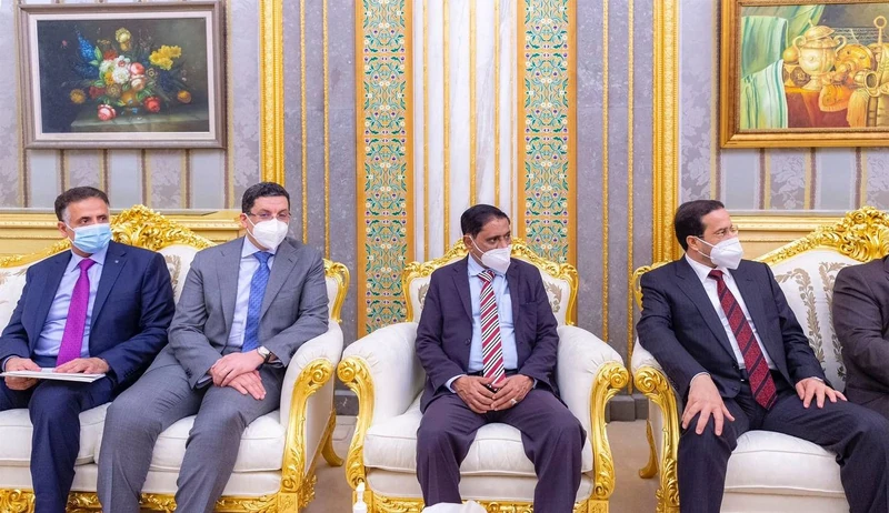 سيدي خادم الحرمين الشريفين يستقبل رئيس مجلس القيادة الرئاسي اليمني ونوابه - صورة 6