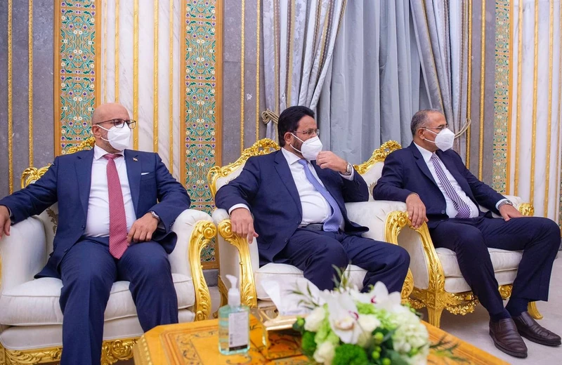 سيدي خادم الحرمين الشريفين يستقبل رئيس مجلس القيادة الرئاسي اليمني ونوابه - صورة 7