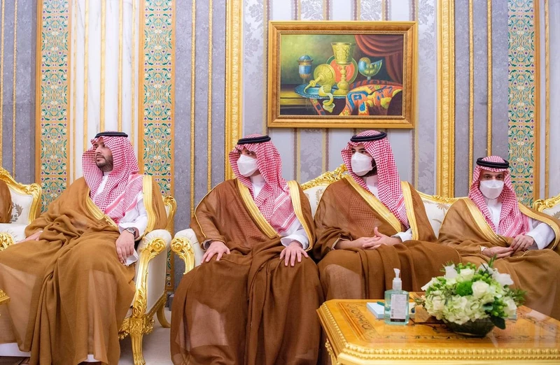 سيدي خادم الحرمين الشريفين يستقبل رئيس مجلس القيادة الرئاسي اليمني ونوابه - صورة 9