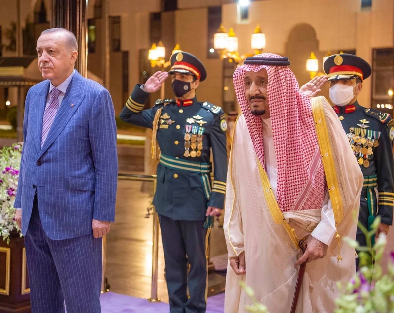 سيدي خادم الحرمين الشريفين يستقبل فخامة رئيس جمهورية تركيا ويقيم مأدبة عشاء رسمية تكريما له - صورة 2