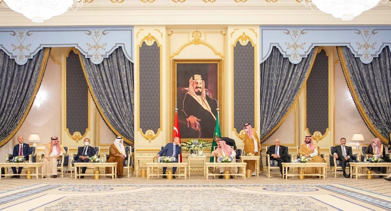 سيدي خادم الحرمين الشريفين يستقبل فخامة رئيس جمهورية تركيا ويقيم مأدبة عشاء رسمية تكريما له - صورة 5