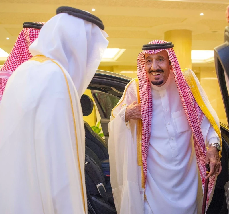 سيدي خادم الحرمين الشريفين يصل إلى مكة المكرمة قادمًا من جدة - صورة 2