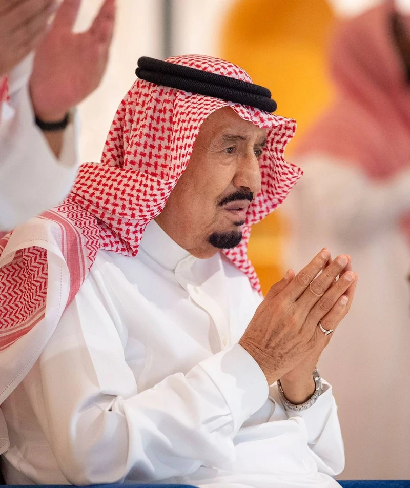 سيدي خادم الحرمين الشريفين يؤدي صلاة التراويح ويشهد ختم القرآن بالمسجد الحرام - صورة 2