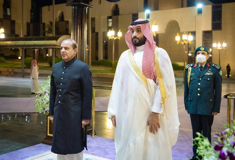 سمو سيدي ولي العهد يستقبل دولة رئيس وزراء باكستان في قصر السلام بجدة - صورة 2