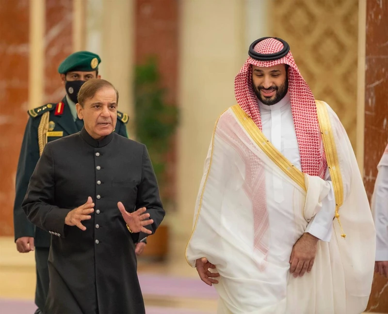سمو سيدي ولي العهد يستقبل دولة رئيس وزراء باكستان في قصر السلام بجدة - صورة 4