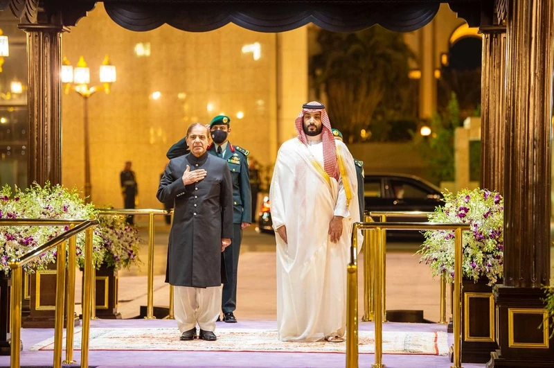 سمو سيدي ولي العهد يستقبل دولة رئيس وزراء باكستان في قصر السلام بجدة - صورة 7