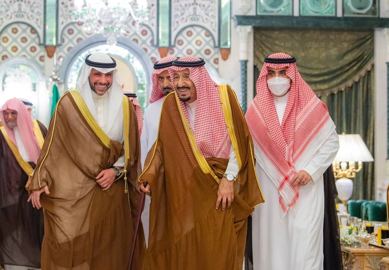 سيدي خادم الحرمين الشريفين يستقبل رئيس مجلس الأمة الكويتي وأصحاب الفضيلة المشايخ وأئمة المسجد الحرام - صورة 3