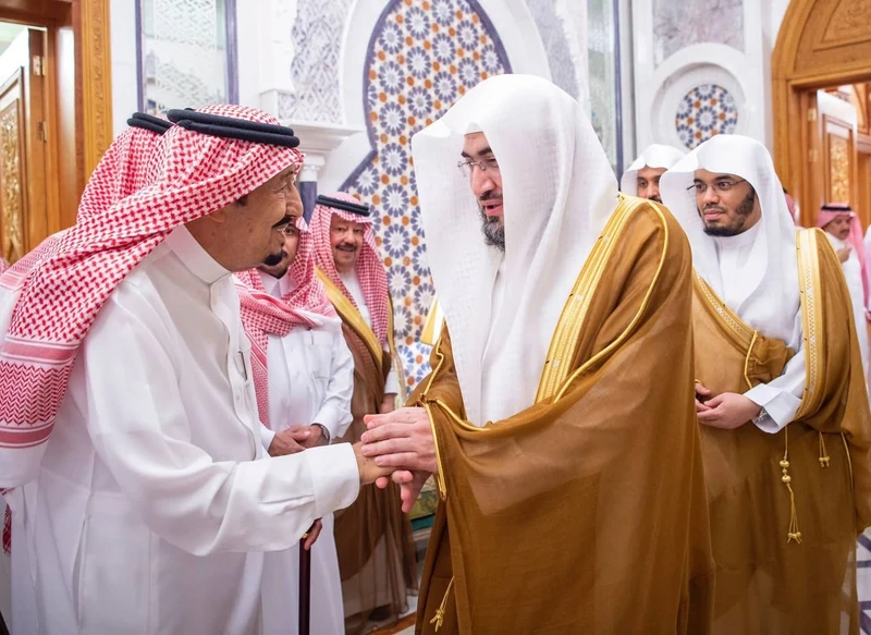 سيدي خادم الحرمين الشريفين يستقبل رئيس مجلس الأمة الكويتي وأصحاب الفضيلة المشايخ وأئمة المسجد الحرام - صورة 15