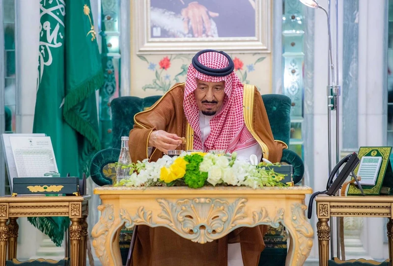 سيدي خادم الحرمين الشريفين يستقبل رئيس مجلس الأمة الكويتي وأصحاب الفضيلة المشايخ وأئمة المسجد الحرام - صورة 5