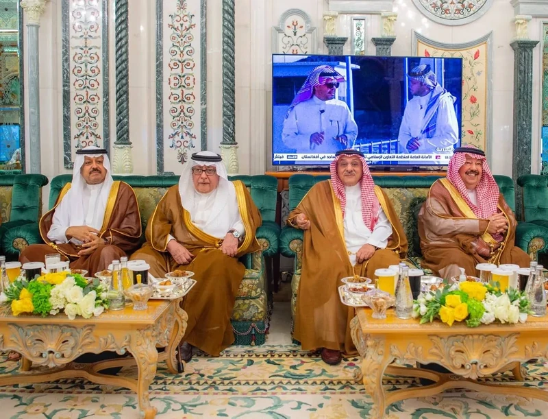 سيدي خادم الحرمين الشريفين يستقبل رئيس مجلس الأمة الكويتي وأصحاب الفضيلة المشايخ وأئمة المسجد الحرام - صورة 11