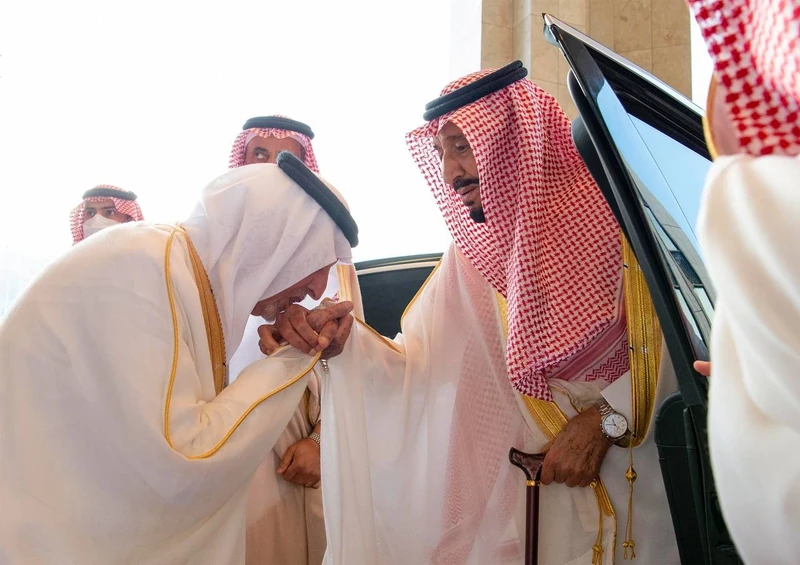 سيدي خادم الحرمين الشريفين يؤدي صلاة عيد الفطر المبارك مع جموع المصلين في المسجد الحرام - صورة 3