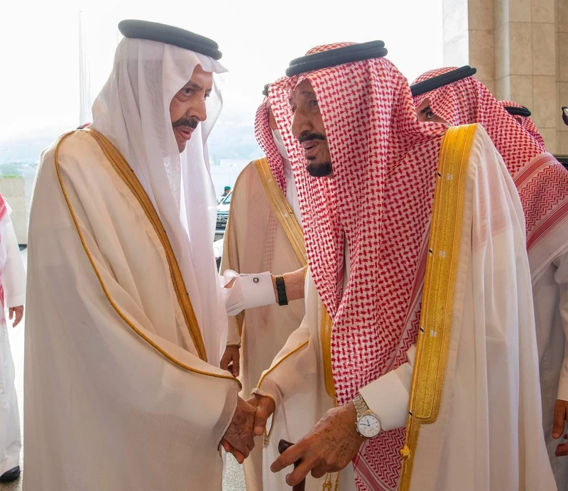 سيدي خادم الحرمين الشريفين يؤدي صلاة عيد الفطر المبارك مع جموع المصلين في المسجد الحرام - صورة 4
