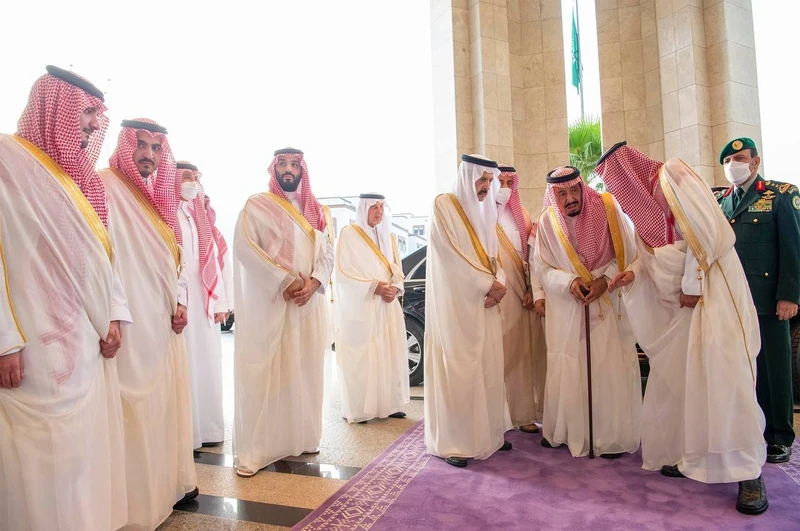 سيدي خادم الحرمين الشريفين يؤدي صلاة عيد الفطر المبارك مع جموع المصلين في المسجد الحرام - صورة 5