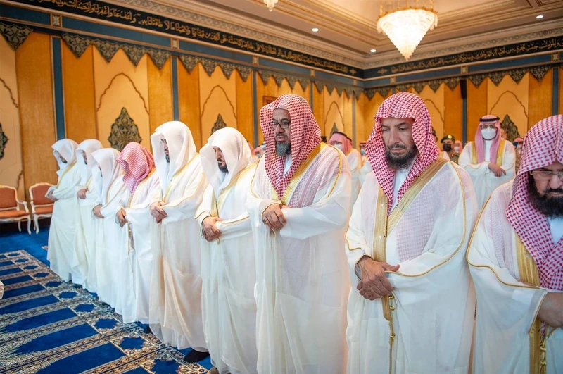 سيدي خادم الحرمين الشريفين يؤدي صلاة عيد الفطر المبارك مع جموع المصلين في المسجد الحرام - صورة 6