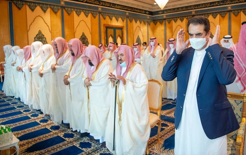 سيدي خادم الحرمين الشريفين يؤدي صلاة عيد الفطر المبارك مع جموع المصلين في المسجد الحرام - صورة 7