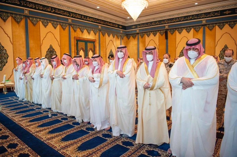 سيدي خادم الحرمين الشريفين يؤدي صلاة عيد الفطر المبارك مع جموع المصلين في المسجد الحرام - صورة 9