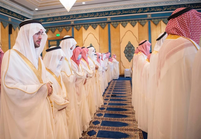 سيدي خادم الحرمين الشريفين يؤدي صلاة عيد الفطر المبارك مع جموع المصلين في المسجد الحرام - صورة 10