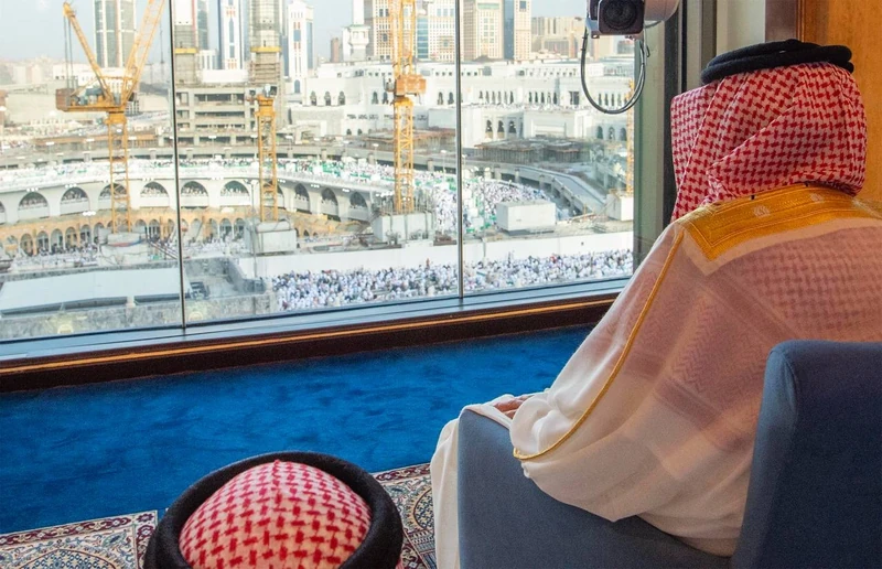 سيدي خادم الحرمين الشريفين يؤدي صلاة عيد الفطر المبارك مع جموع المصلين في المسجد الحرام - صورة 11