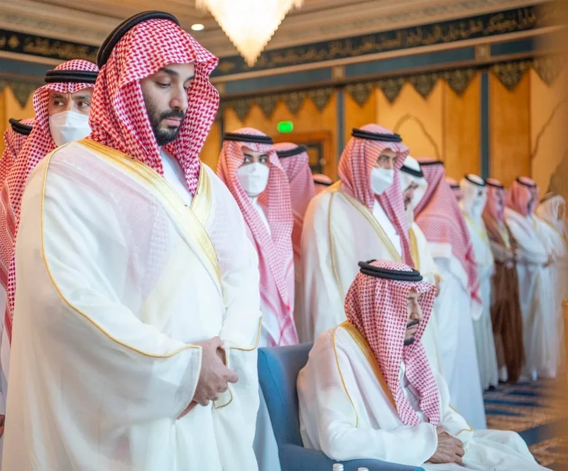سيدي خادم الحرمين الشريفين يؤدي صلاة عيد الفطر المبارك مع جموع المصلين في المسجد الحرام - صورة 12