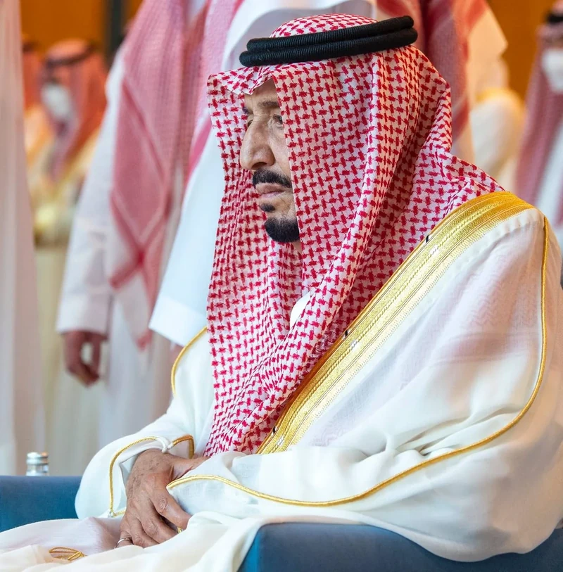 سيدي خادم الحرمين الشريفين يؤدي صلاة عيد الفطر المبارك مع جموع المصلين في المسجد الحرام - صورة 14