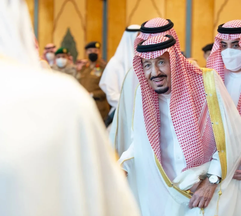 سيدي خادم الحرمين الشريفين يؤدي صلاة عيد الفطر المبارك مع جموع المصلين في المسجد الحرام - صورة 16