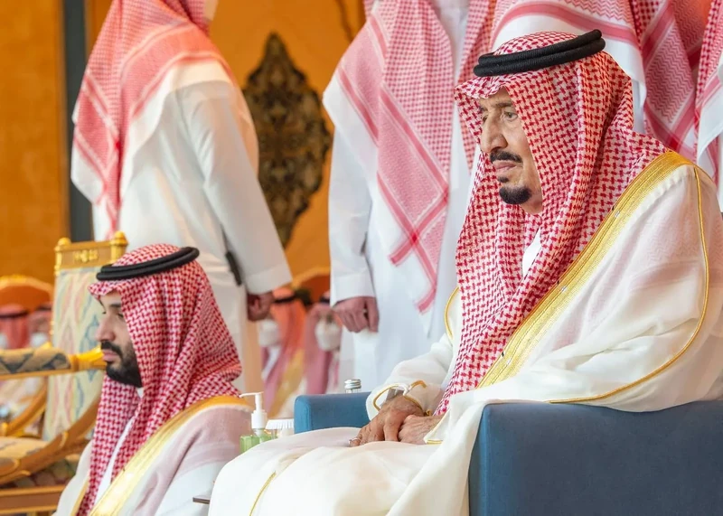 سيدي خادم الحرمين الشريفين يؤدي صلاة عيد الفطر المبارك مع جموع المصلين في المسجد الحرام - صورة 17