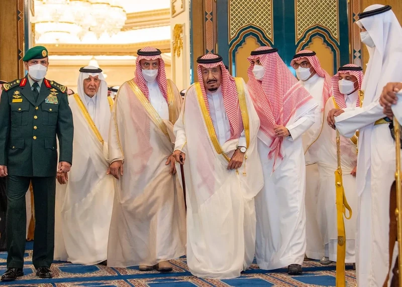 سيدي خادم الحرمين الشريفين يؤدي صلاة عيد الفطر المبارك مع جموع المصلين في المسجد الحرام - صورة 18