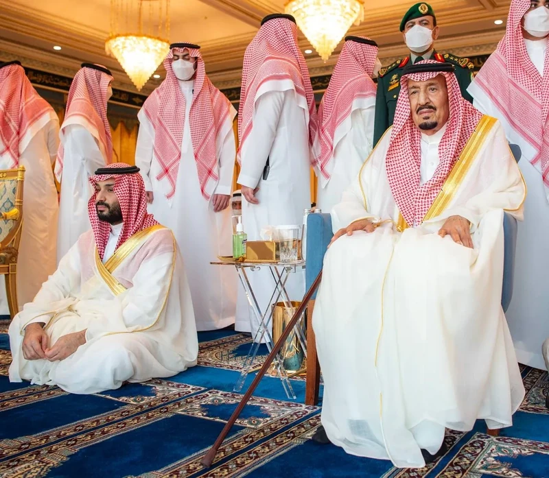 سيدي خادم الحرمين الشريفين يؤدي صلاة عيد الفطر المبارك مع جموع المصلين في المسجد الحرام - صورة 19
