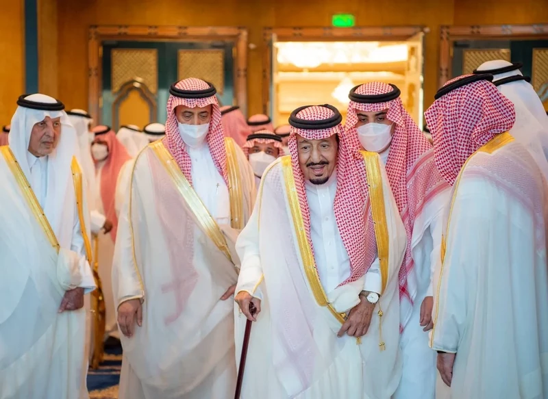 سيدي خادم الحرمين الشريفين يؤدي صلاة عيد الفطر المبارك مع جموع المصلين في المسجد الحرام - صورة 20