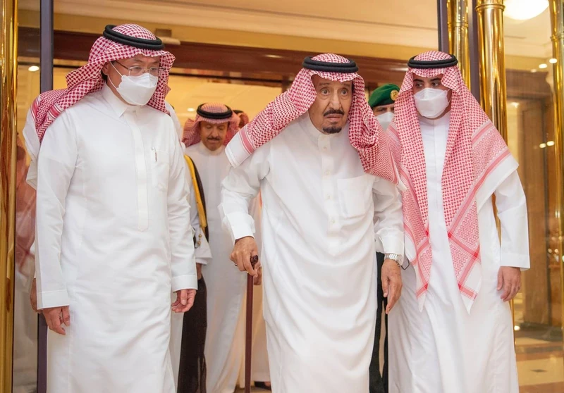 خادم الحرمين الشريفين يغادر مستشفى الملك فيصل بجدة بعد استكمال الخطة العلاجية - صورة 2