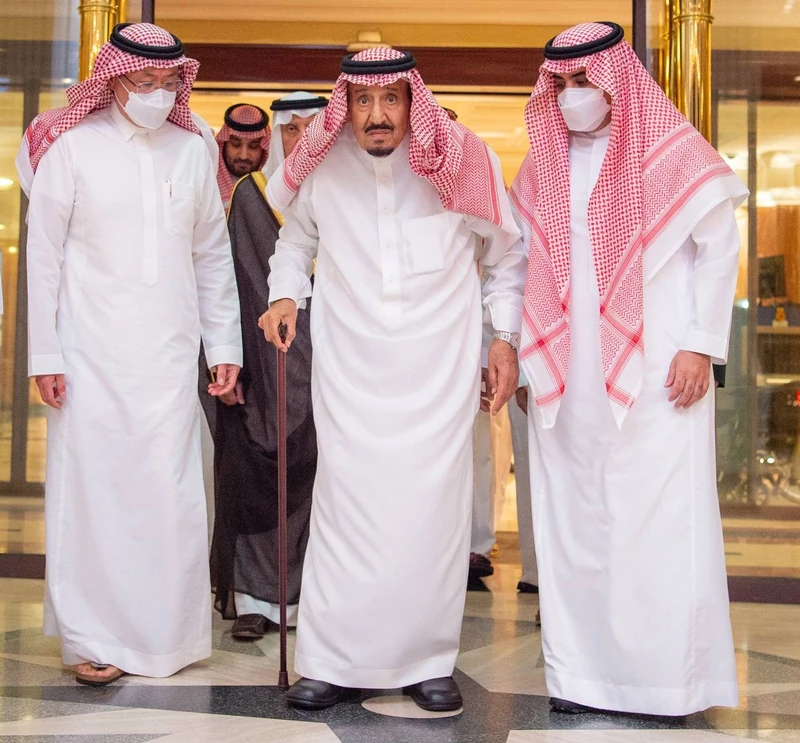 خادم الحرمين الشريفين يغادر مستشفى الملك فيصل بجدة بعد استكمال الخطة العلاجية - صورة 6