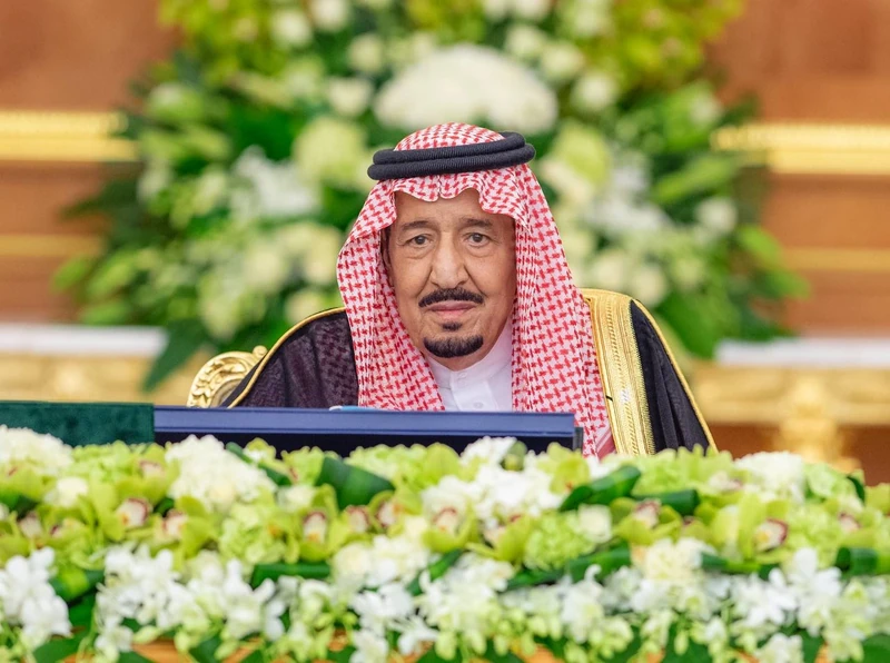 سيدي خادم الحرمين الشريفين يرأس جلسة مجلس الوزراء في قصر السلام بجدة - صورة 2