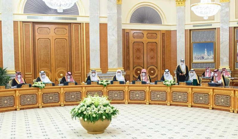 سيدي خادم الحرمين الشريفين يرأس جلسة مجلس الوزراء في قصر السلام بجدة - صورة 4