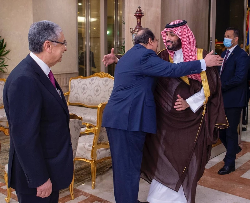 سمو سيدي ولي العهد يصل القاهرة وفخامة رئيس جمهورية مصر في استقباله - صورة 2