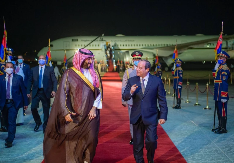 سمو سيدي ولي العهد يصل القاهرة وفخامة رئيس جمهورية مصر في استقباله - صورة 4