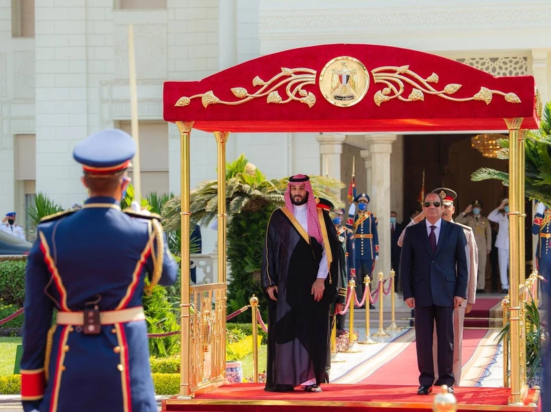 فخامة الرئيس المصري يقيم مراسم استقبال رسمية لسمو سيدي ولي العهد في قصر الاتحادية بالقاهرة. - صورة 12