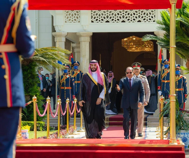 فخامة الرئيس المصري يقيم مراسم استقبال رسمية لسمو سيدي ولي العهد في قصر الاتحادية بالقاهرة. - صورة 13