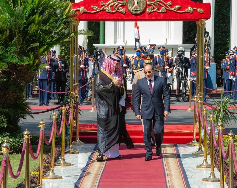 فخامة الرئيس المصري يقيم مراسم استقبال رسمية لسمو سيدي ولي العهد في قصر الاتحادية بالقاهرة. - صورة 3