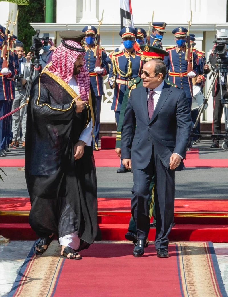 فخامة الرئيس المصري يقيم مراسم استقبال رسمية لسمو سيدي ولي العهد في قصر الاتحادية بالقاهرة. - صورة 4