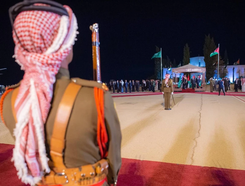 سمو سيدي ولي العهد يصل العاصمة عمّان وفي مقدمة مستقبليه جلالة ملك الأردن - صورة 4