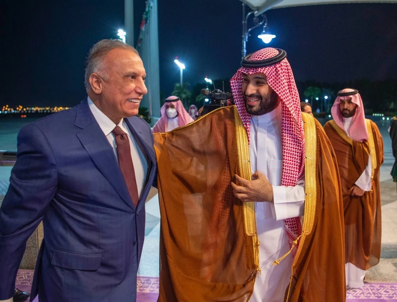 سمو سيدي ولي العهد في مقدمة مستقبلي دولة رئيس وزراء العراق لدى وصوله المملكة - صورة 2