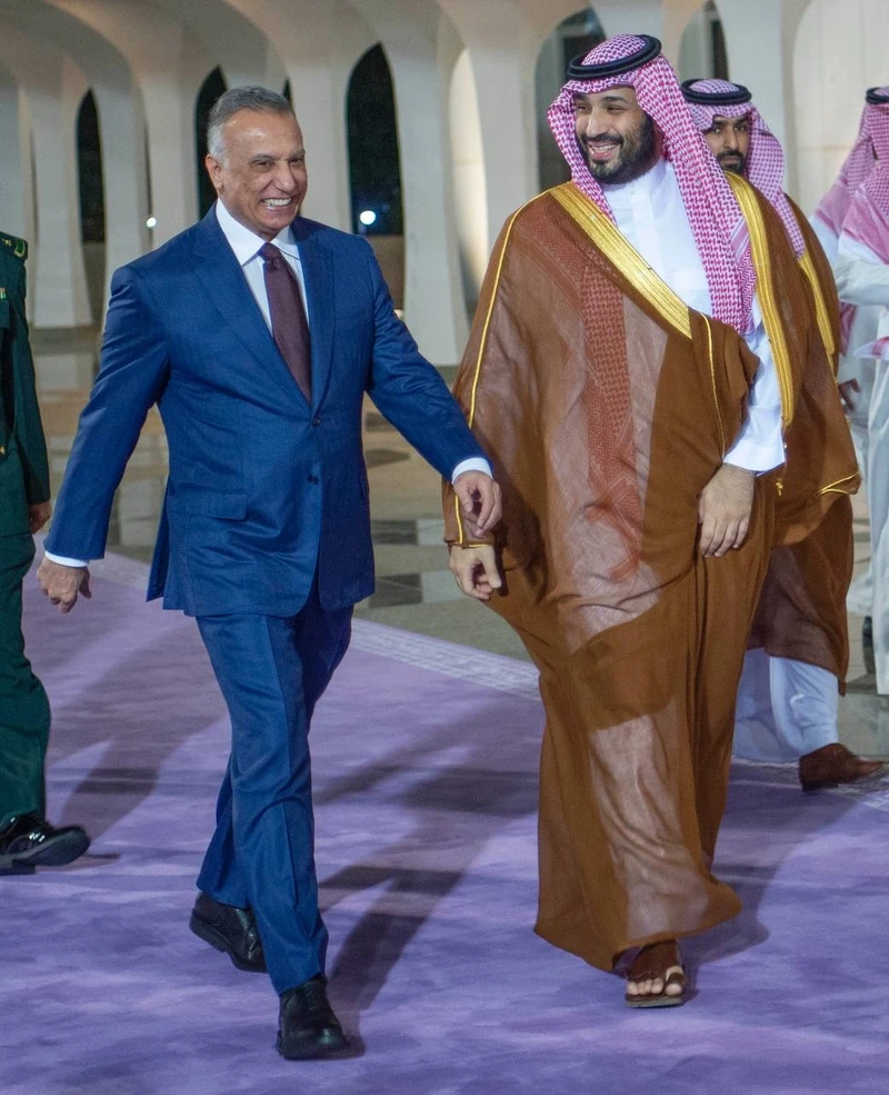 سمو سيدي ولي العهد في مقدمة مستقبلي دولة رئيس وزراء العراق لدى وصوله المملكة - صورة 3