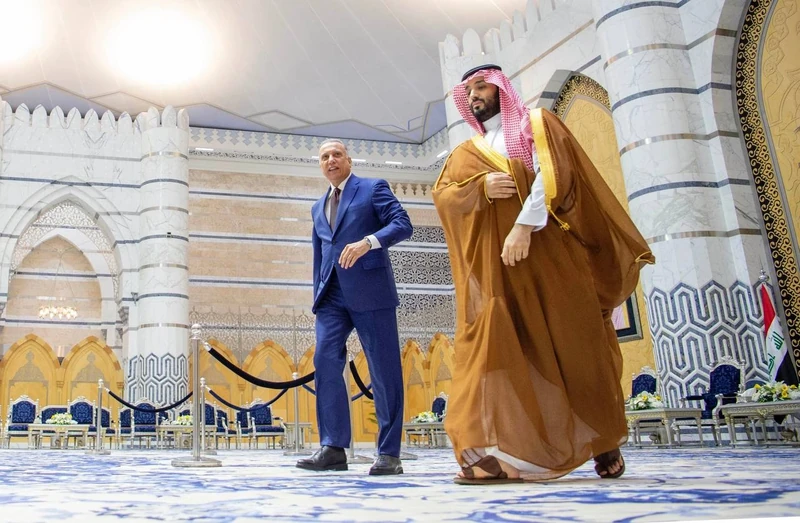 سمو سيدي ولي العهد في مقدمة مستقبلي دولة رئيس وزراء العراق لدى وصوله المملكة - صورة 5