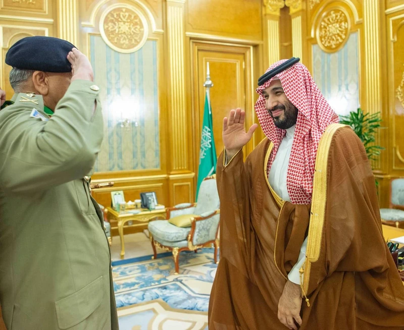 سمو سيدي ولي العهد يقلد قائد جيش باكستان وسام الملك عبدالعزيز - صورة 3