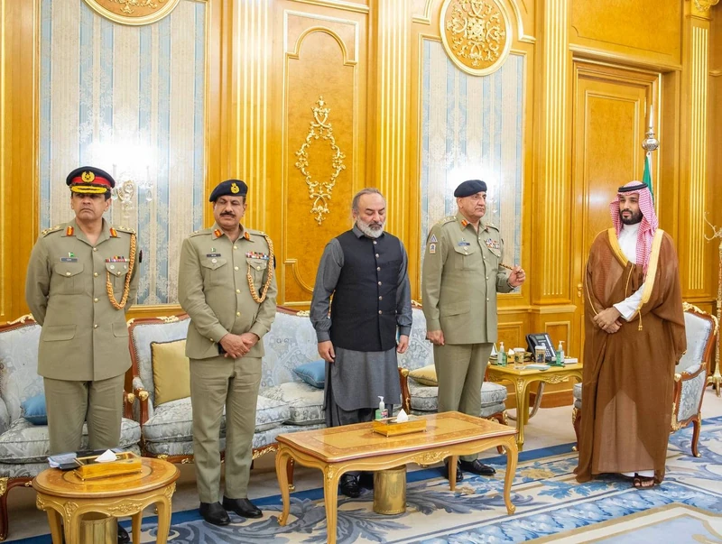 سمو سيدي ولي العهد يقلد قائد جيش باكستان وسام الملك عبدالعزيز - صورة 4