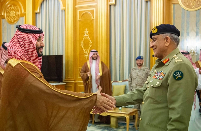 سمو سيدي ولي العهد يقلد قائد جيش باكستان وسام الملك عبدالعزيز - صورة 5