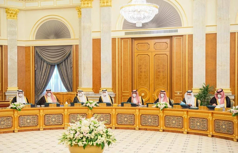 سيدي خادم الحرمين الشريفين يرأس جلسة مجلس الوزراء في قصر السلام بجدة - صورة 5