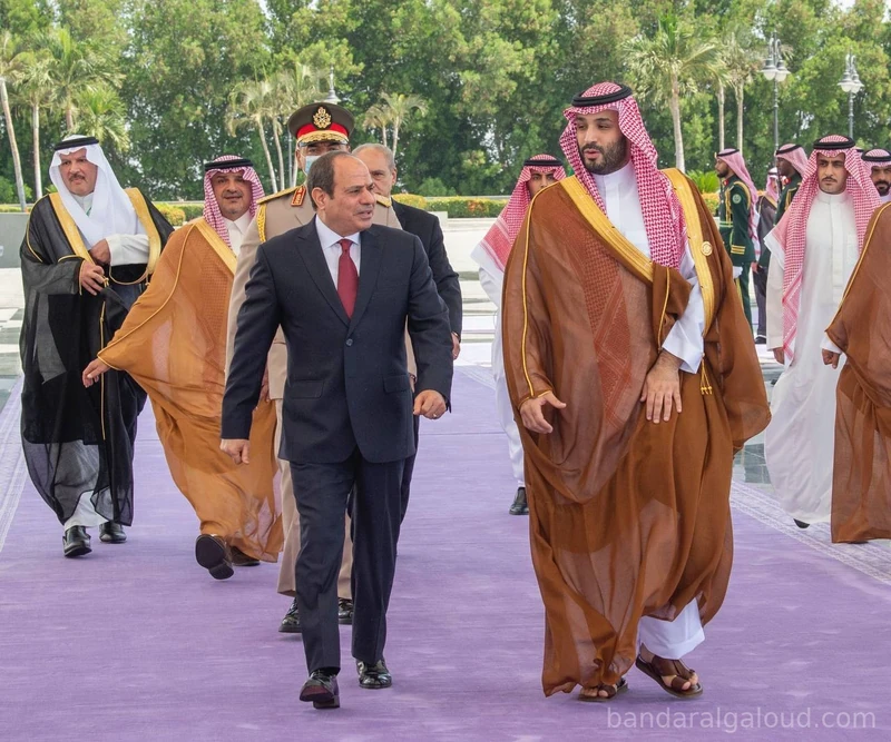 سمو سيدي ولي العهد يستقبل فخامة رئيس جمهورية مصر للمشاركة في قمة جدة - صورة 4