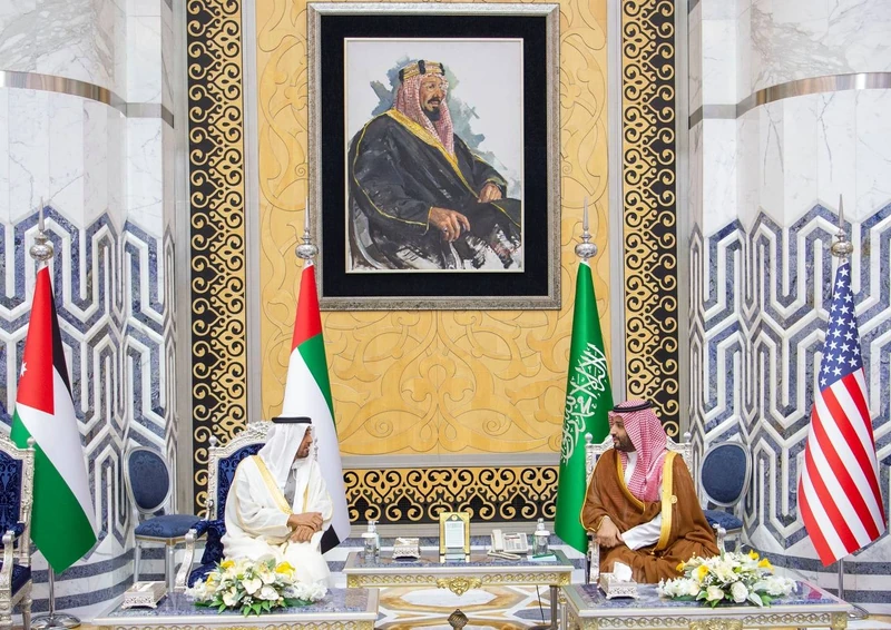 سمو سيدي ولي العهد يستقبل سمو رئيس دولة الإمارات للمشاركة في قمة جدة - صورة 2