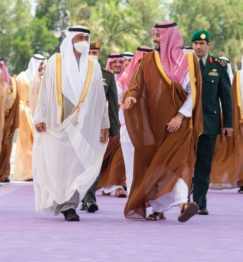 سمو سيدي ولي العهد يستقبل سمو رئيس دولة الإمارات للمشاركة في قمة جدة - صورة 3